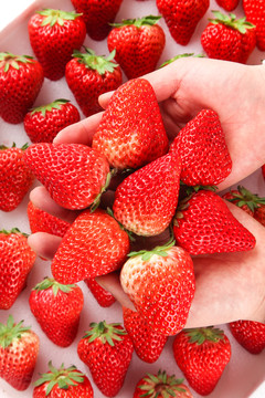 手里拿着新鲜草莓