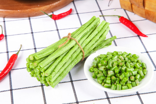 盤子里裝著豇豆角