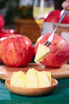 叉子上叉着苹果果肉