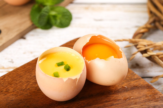 蛋壳里装着蒸鸡蛋