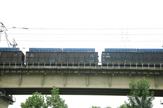 高架桥上的火车货箱