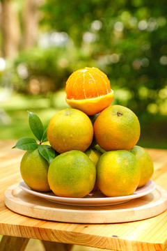 木桌子上摆放着新鲜夏橙