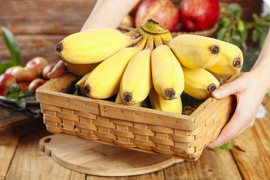 木板上放着一篮子小香蕉