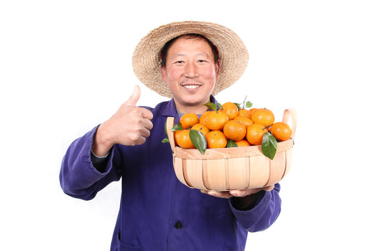 农民手里拿着广西砂糖橘