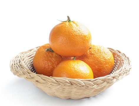 篮子里装着柑橘