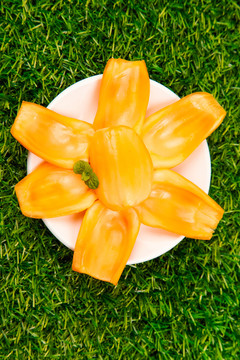 草地上放着一盘越南菠萝蜜