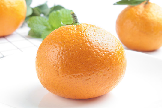 盘子里装着柑橘