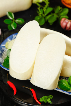 盤子里裝著大白蘿卜