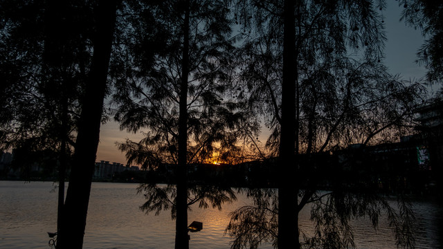 湖边日落