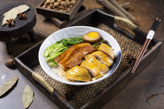 卤五花肉拼盐焗鸡饭