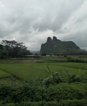 南疆邊陲俊秀小山