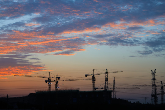 夕阳之下的建筑工地