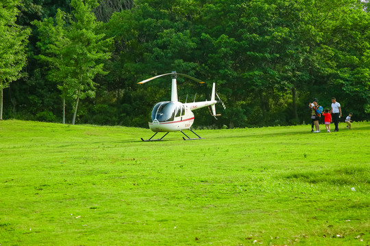 草坪上的一架直升机