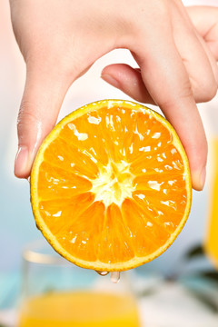 手拿切开的夏橙