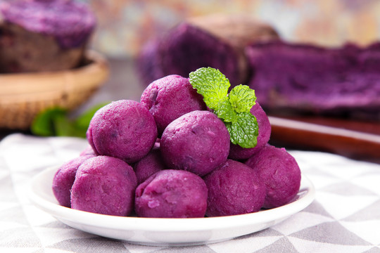 盘子里的紫薯地瓜丸