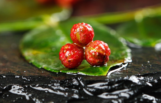 黑石板上的新鲜花椒