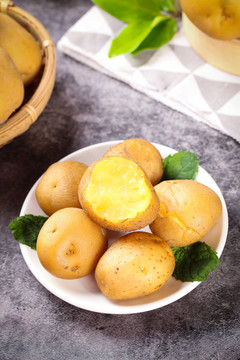 石板上放着一盘黄心小土豆
