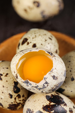 盘子里的鹌鹑蛋