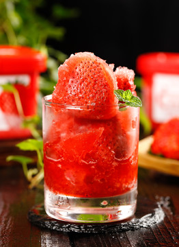 杯子里装着冰冻草莓