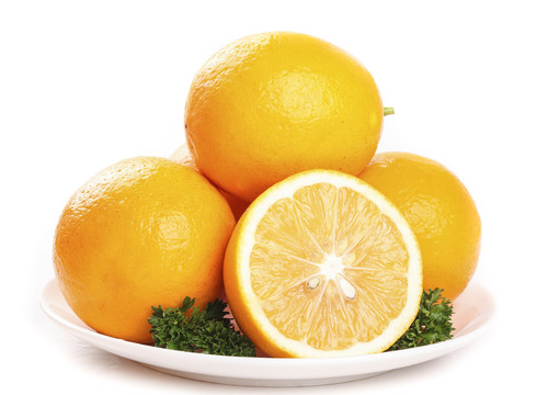 盘子里装着黄柠檬