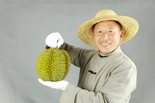 农民手里拿着泰国甲仑榴莲