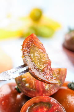 叉子叉着切开的丹东铁皮草莓柿子