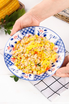 盤子里的玉米雞蛋飯