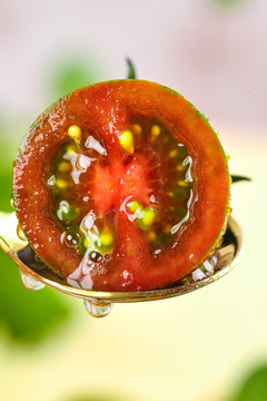 勺子里切开的迷彩小番茄