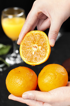 手里拿着椪柑橘