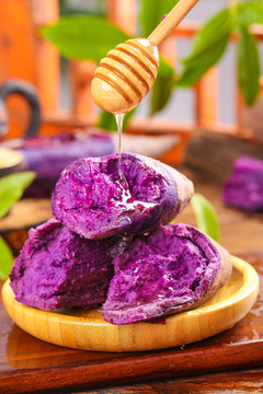 盘子里装着紫蜜薯