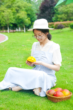 女孩手里拿着一块芒果