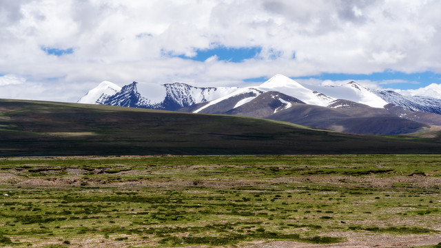 青藏高原雪山与草地