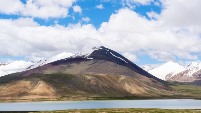 青藏高原唐古拉山脉与高原湖泊