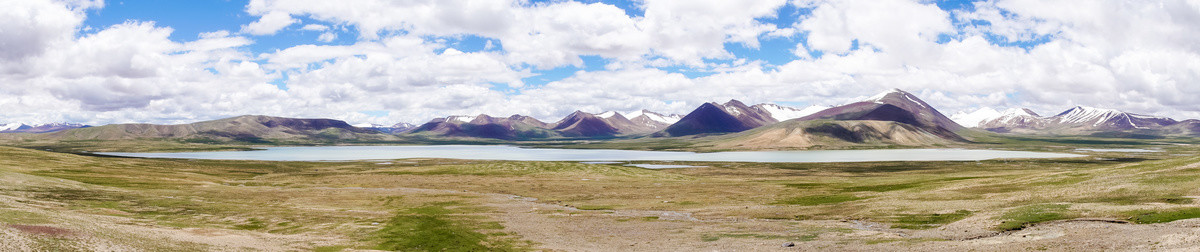 青藏高原唐古拉山与高原湖泊全景