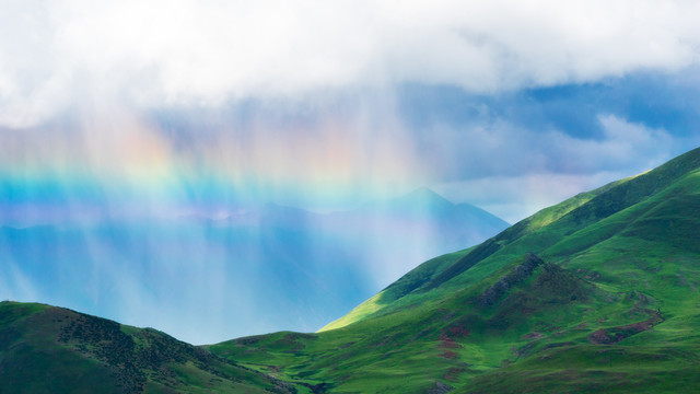 青藏高原上高山雨后出现的彩虹