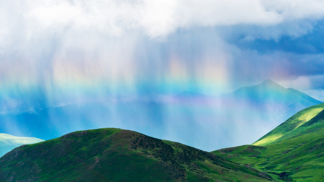 青藏高原上高山雨后出现的彩虹