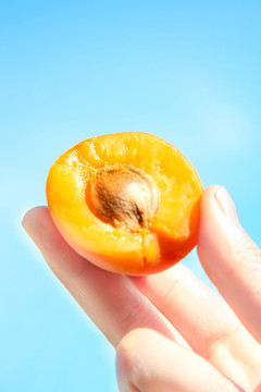 手里拿着杏子