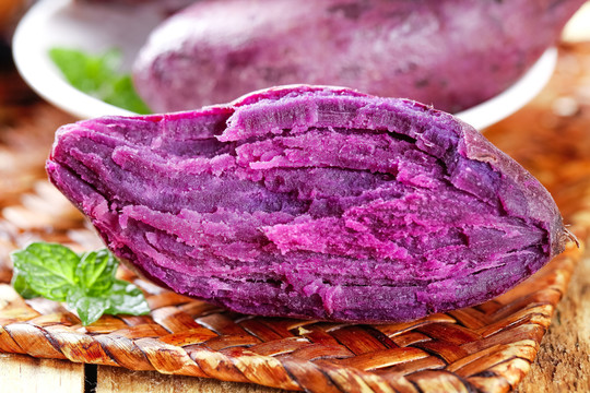 编织垫上放着紫薯