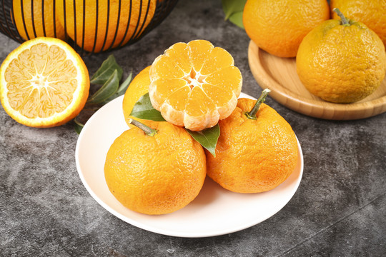 盘子里装着丑橘子
