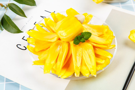 盘子里装着黄心菠萝蜜