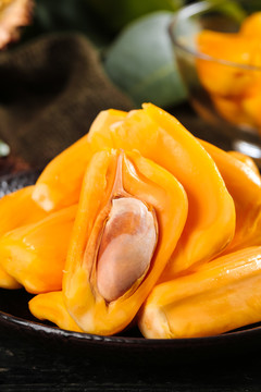 盘子里装着泰国红心菠萝蜜