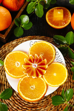 盘子里装着切片的橙子