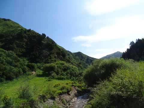 山坡蓝天