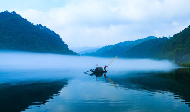 雾漫小东江