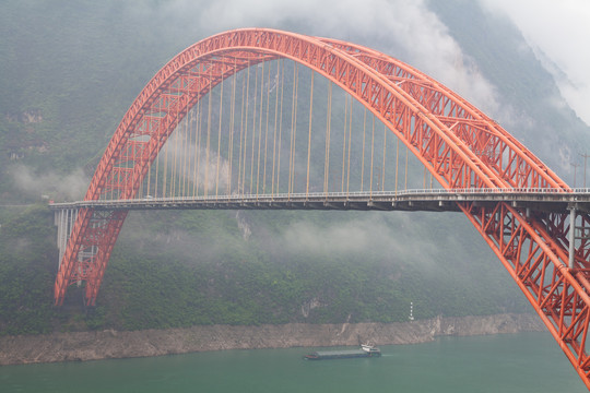 烟雨迷蒙的巫山长江大桥