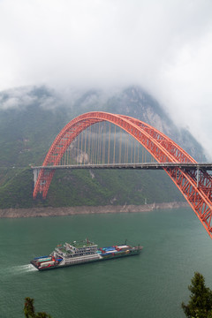 烟雨迷蒙的巫山长江大桥