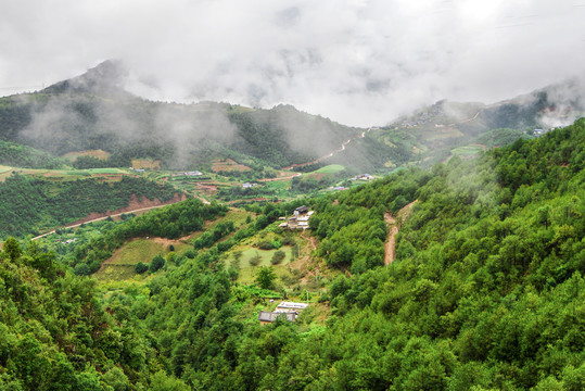 云雾乡村远山