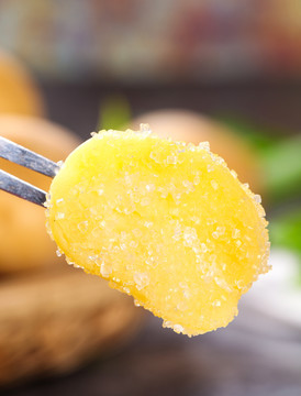 叉子叉着蘸糖的黄心熟土豆