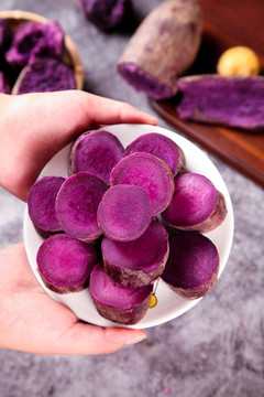 手端一盘切开的紫薯