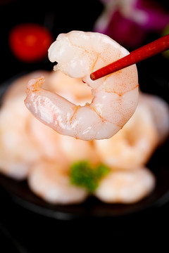 筷子夹着虾仁